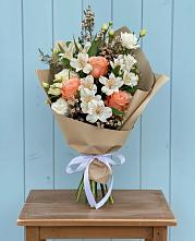 Букет цветов из:  Альстромерии, Лизиантусы, Розы и Хризантемы в Георгиевске